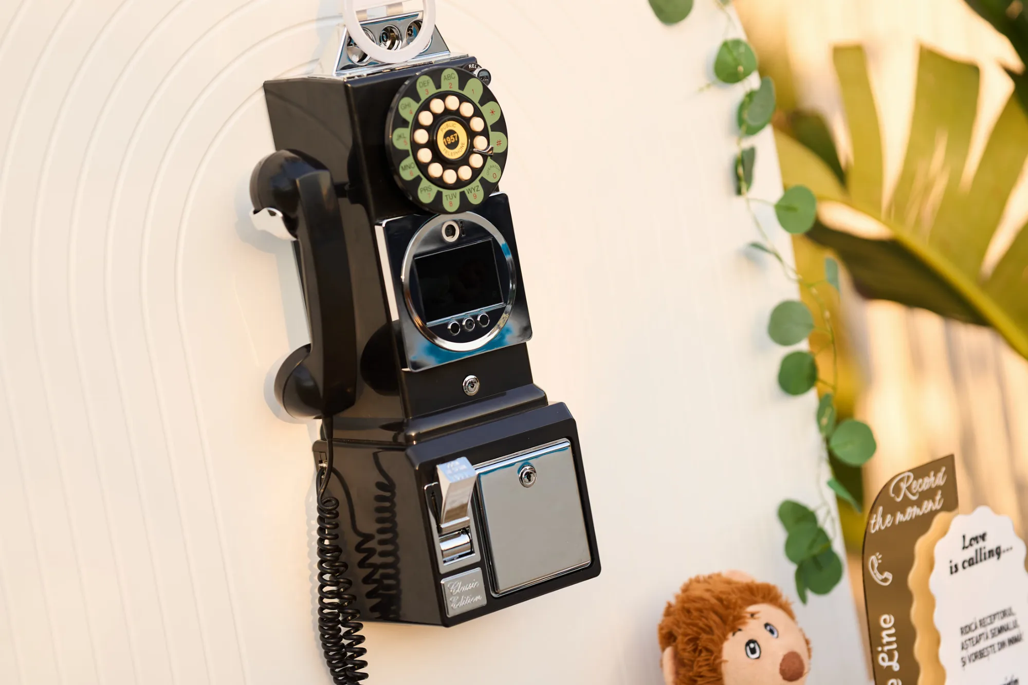 Telefonul Love Line la un boteț, cu card de instrucțiuni