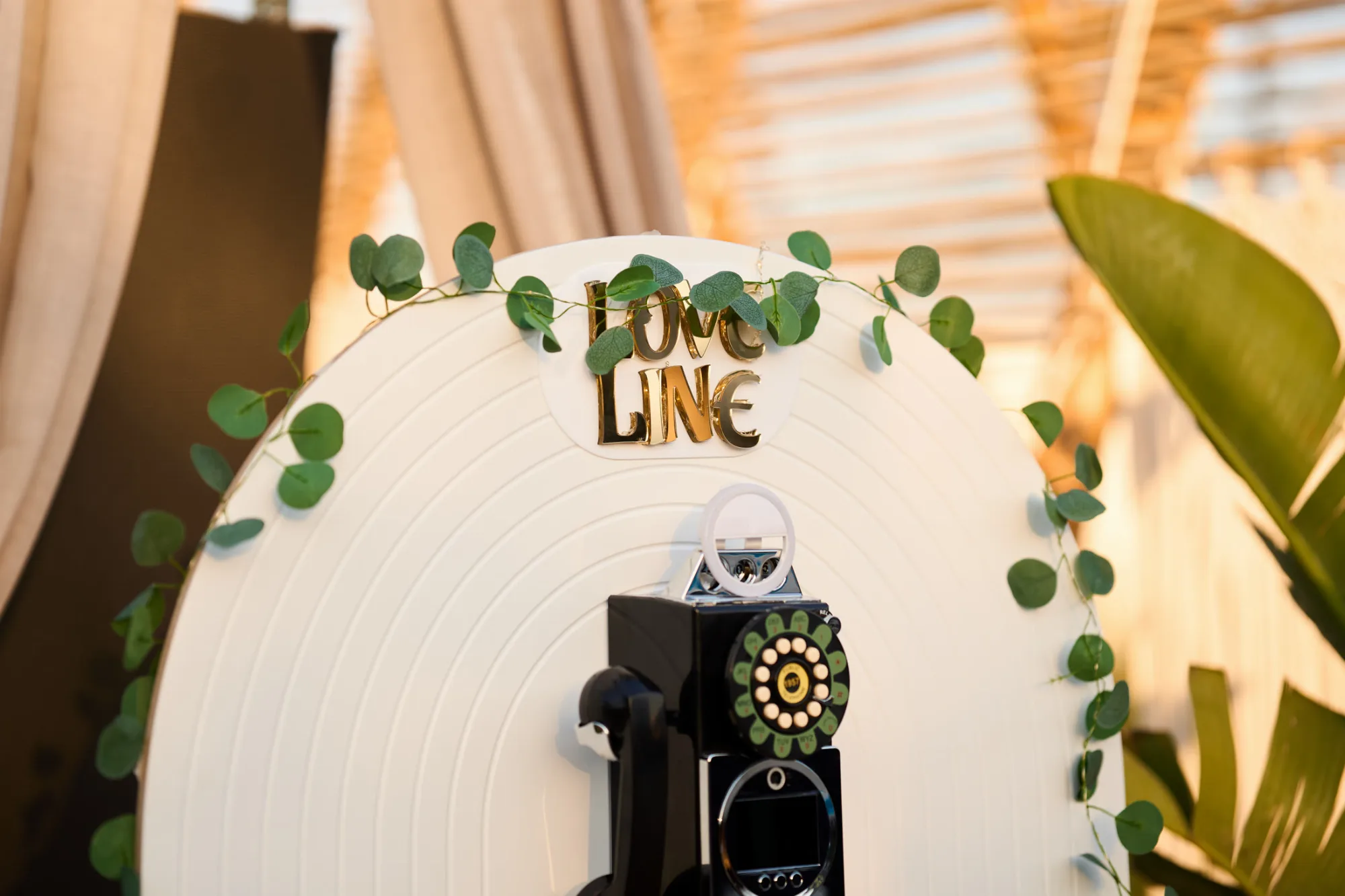 Literele aurii LOVE LINE pe arcada albă