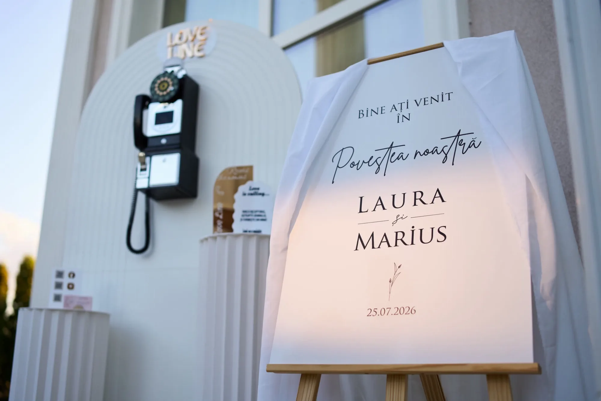 Telefonul Love Line lângă panoul de bun venit al mirilor